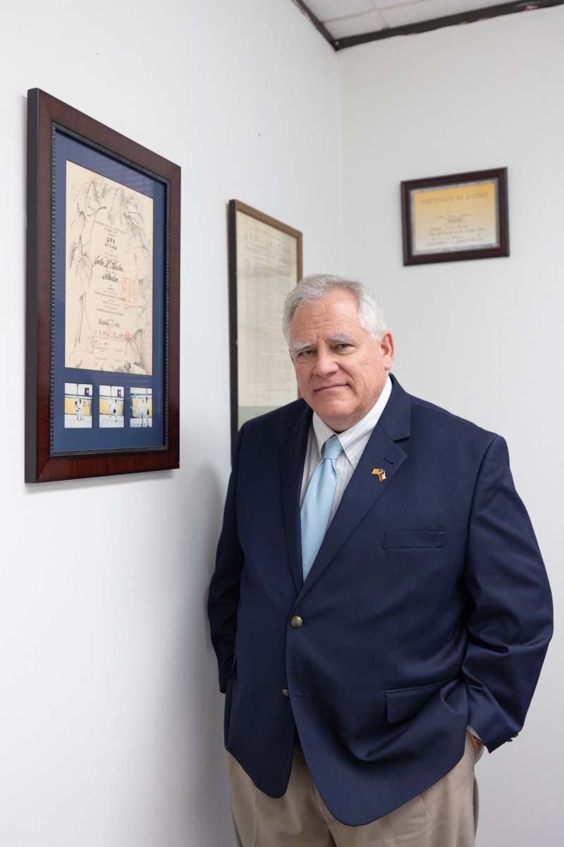 John H. Lester, abogado de inmigración en Houston, TX, colegiado del State Bar of Texas
